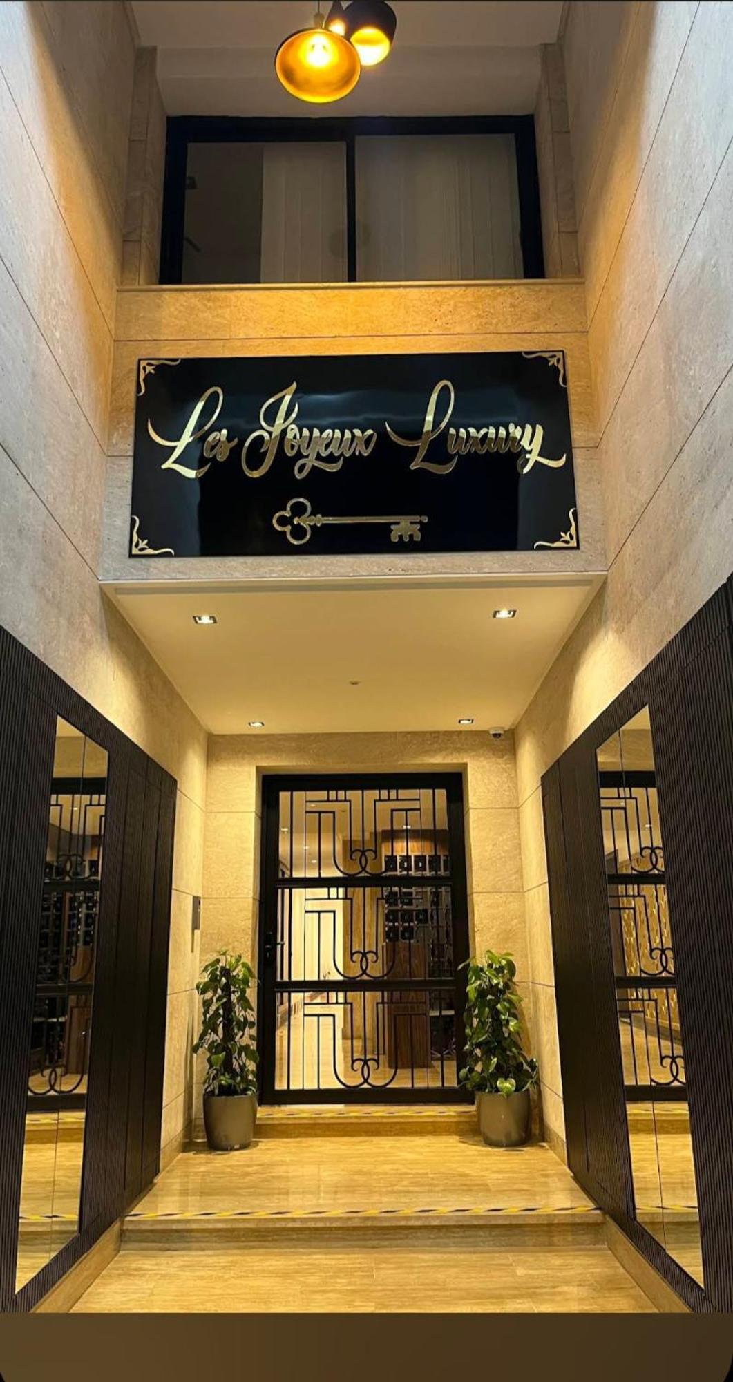 Les Joyeux Luxury Apartment *